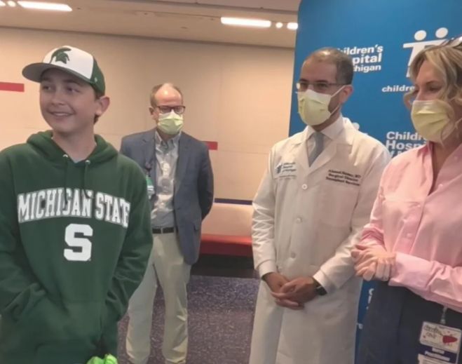 Teen speaking with hospital clinicians