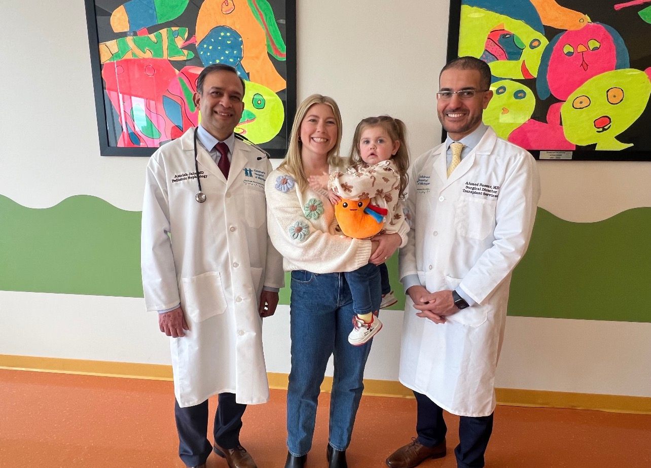 Luna, with her living-unrelated donor Amber, and kidney transplant physicians